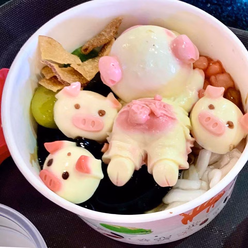 Đây là loại chè khúc bạch có vị thanh mát, gồm những viên thạch mềm mịn đi kèm nhãn hoặc vải và hạnh nhân sấy giòn. Mới đây, món tráng miệng này được tạo hình bắt mắt hơn với những viên khúc bạch hình chú heo con dễ thương.