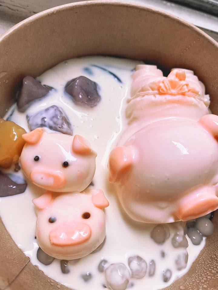 Một phần chè bao gồm khoai lang dẻo, trân châu, sương sáo và điểm nhấn của món ăn là bé heo siêu to khổng lồ có giá 80.000 đồng. Còn loại chỉ có đầu heo thì rẻ hơn, giá 60.000 đồng.