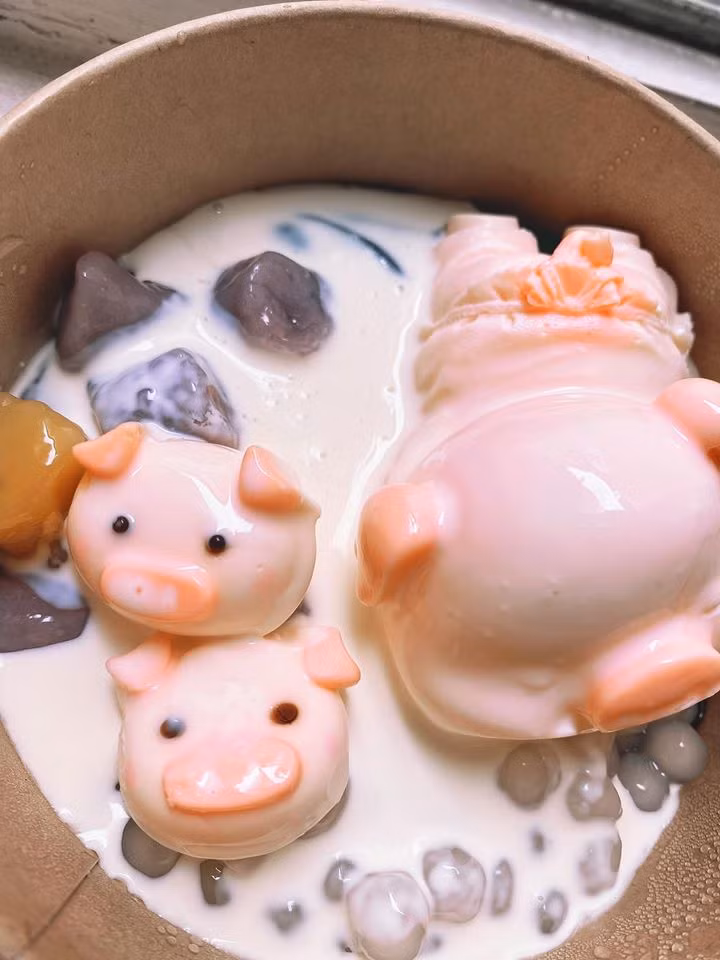 Một phần chè bao gồm khoai lang dẻo, trân châu, sương sáo và điểm nhấn của món ăn là bé heo siêu to khổng lồ có giá 80.000 đồng. Còn loại chỉ có đầu heo thì rẻ hơn, giá 60.000 đồng.