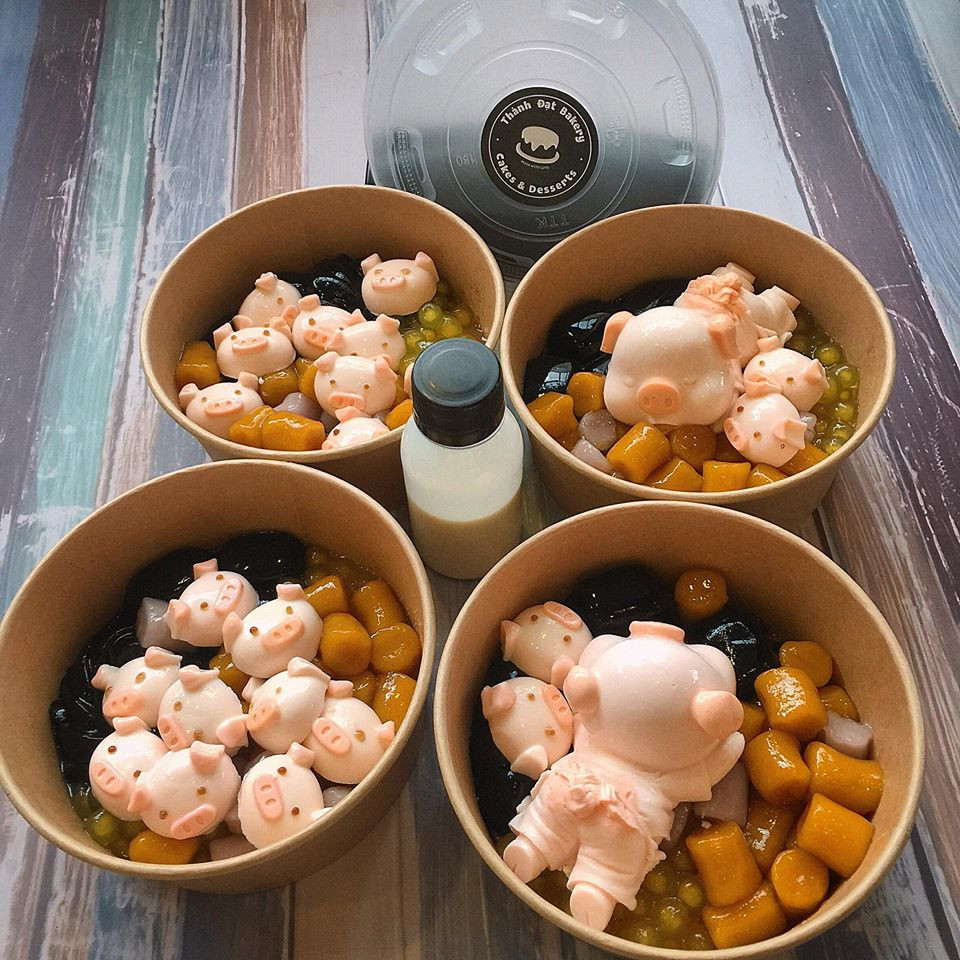 Mỗi phần chè đầy đủ sẽ bao gồm các nguyên liệu như khoai lang, trân châu, sương sáo và những viên thạch dẻo hình heo con.