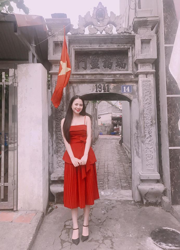 Váy hai dây là một trong những trang phục không thể thiếu trong tủ đồ của Việt Hoa.