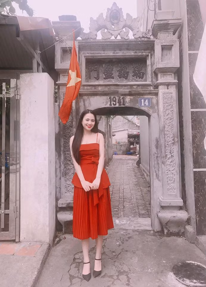 Váy hai dây là một trong những trang phục không thể thiếu trong tủ đồ của Việt Hoa.