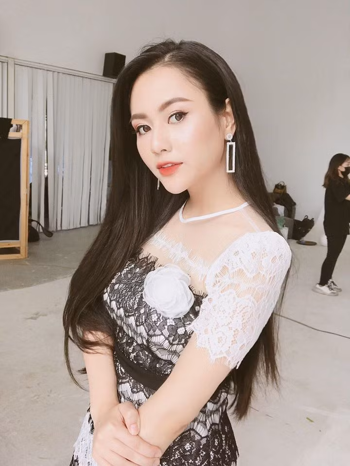 Những kiểu đầm ren giúp khoe làn da trắng nõn của nữ diễn viên Việt Hoa. Ảnh: FBNV. Video "Minh Hằng chia sẻ về phong cách thời trang". Nguồn: VTC.