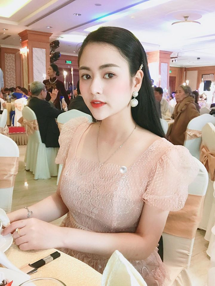 Khi diện đầm xuyên thấu, nữ diễn viên sinh năm 1996 trông cực nữ tính và sành điệu.