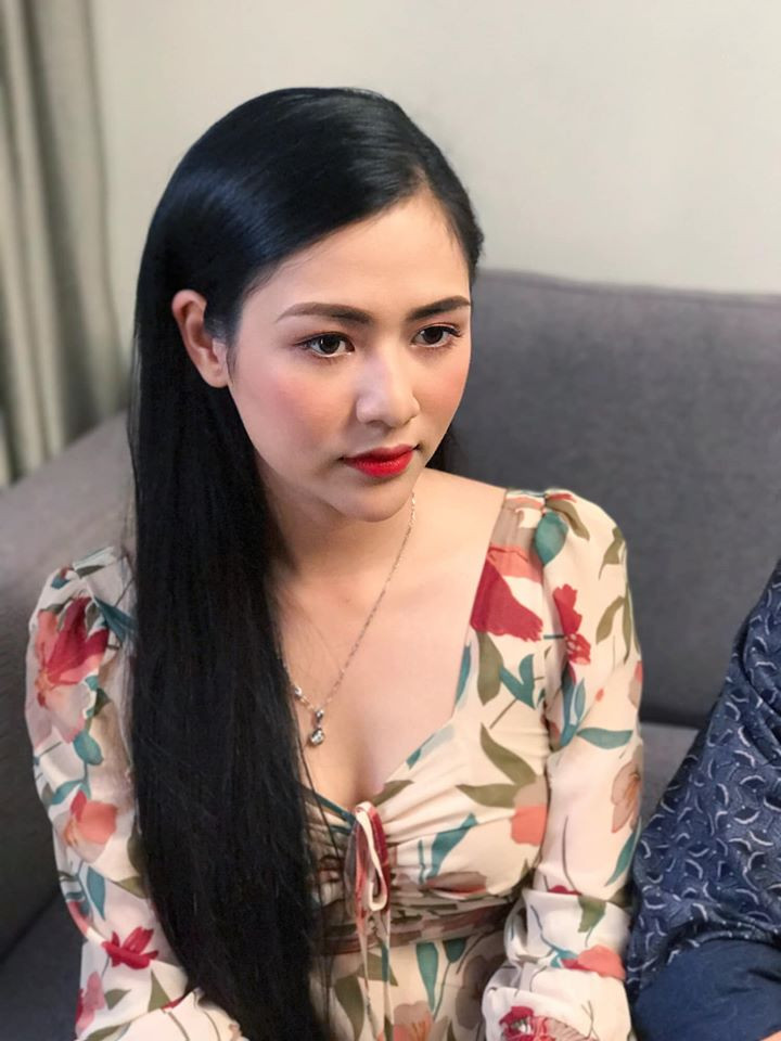 Cô Đào ngoài đời cũng ăn mặc gợi cảm khoe khéo vòng một đầy đặn.