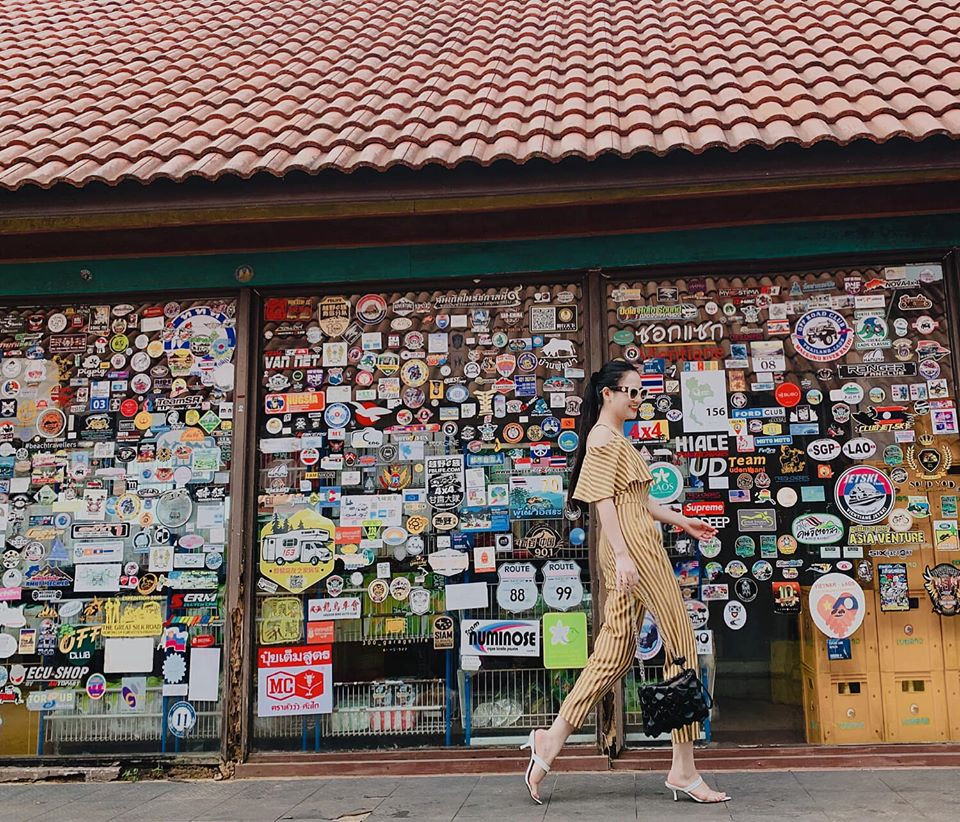 Người đẹp diện bộ jumpsuit vàng cực sang chảnh khi đi du lịch.