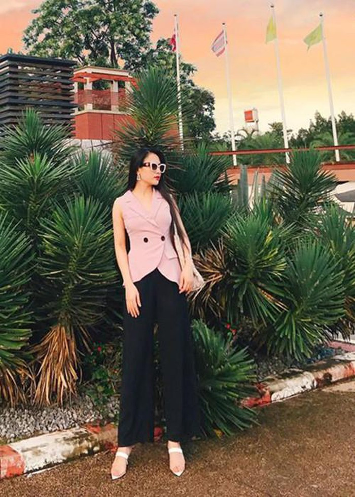 Hiện tại, Việt Hoa đang là diễn viên của Nhà hát Kịch Hà Nội. Cô sở hữu gương mặt đẹp với các đường nét hài hòa, đậm chất Á Đông.