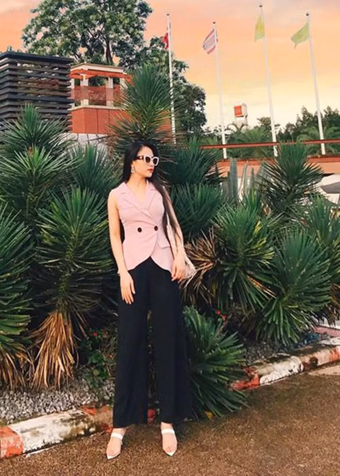 Hiện tại, Việt Hoa đang là diễn viên của Nhà hát Kịch Hà Nội. Cô sở hữu gương mặt đẹp với các đường nét hài hòa, đậm chất Á Đông.