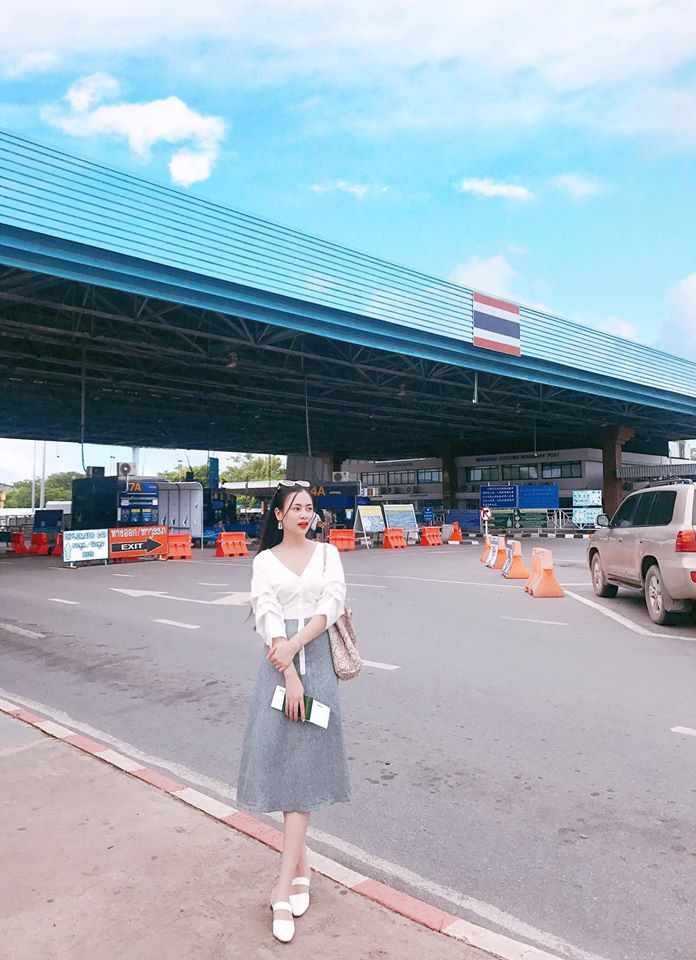 Nữ diễn viên sinh năm 1996 sở hữu vóc dáng thon thả và gu thời trang tinh tế, hiện đại.