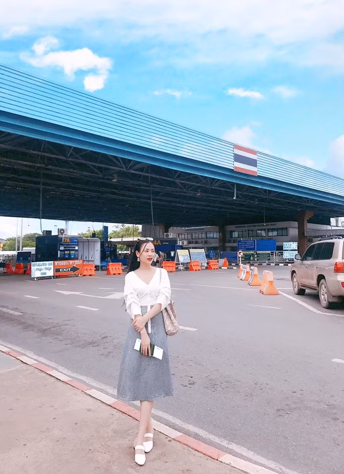 Nữ diễn viên sinh năm 1996 sở hữu vóc dáng thon thả và gu thời trang tinh tế, hiện đại.