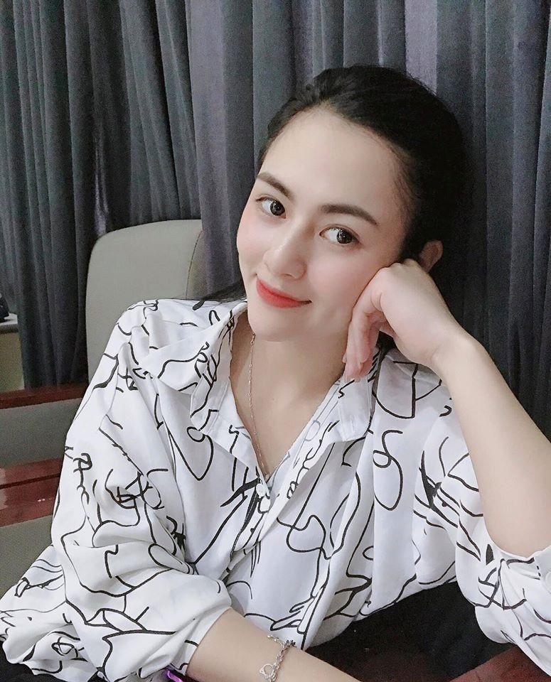 Người đẹp thường chọn trang phục tinh tế nhưng không quá hớ hênh.