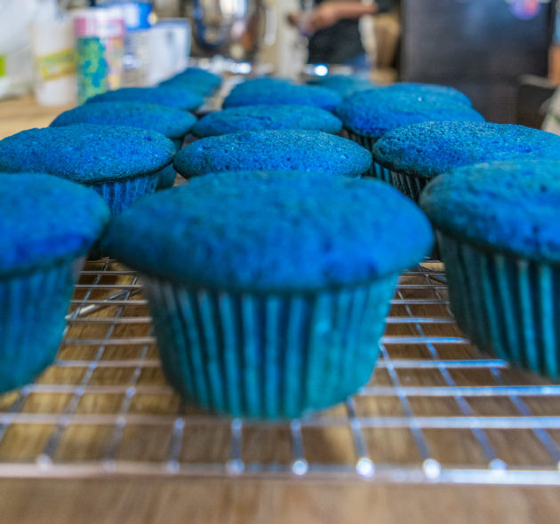 Có thể dùng hoa đậu biếc hoặc việt quất để tạo màu xanh cổ điển cho bánh. Tùy theo sở thích mà người ta sẽ làm ra bánh cupcake có nhiều mùi vị khác nhau như cacao, trà xanh, vani, lá dứa…