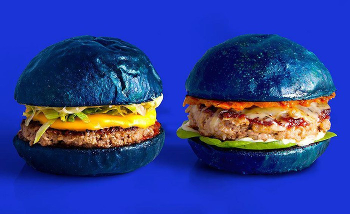 Hamburger xanh cổ điển: Để tạo ra bánh hamburger màu xanh, người ta dùng màu thực phẩm hoặc nước màu từ hoa đậu biếc để nhào bột, nặn thành những chiếc bánh mì hình tròn, đem nướng để có lớp vỏ giòn xanh đẹp mắt.