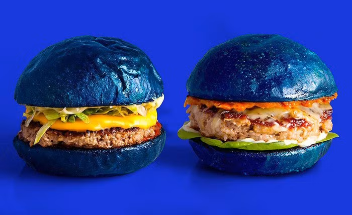 Hamburger xanh cổ điển: Để tạo ra bánh hamburger màu xanh, người ta dùng màu thực phẩm hoặc nước màu từ hoa đậu biếc để nhào bột, nặn thành những chiếc bánh mì hình tròn, đem nướng để có lớp vỏ giòn xanh đẹp mắt.