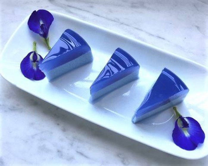 Thạch rau câu màu xanh cổ điển: Món ăn được làm từ bột agar, đường cát, bột cốt dừa và tạo màu xanh bởi hoa đậu biếc. Hoa đậu biếc nấu với nước nóng để cho ra màu. Nấu thạch như cách bình thường sau đó hòa tan nước màu xanh của hoa vào, tạo ra món thạch màu xanh cổ điển đẹp tuyệt vời.