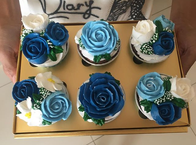 Bánh cupcake nổi tiếng nhờ kích thước nhỏ, không giới hạn cách trang trí kem và topping. Người ta có thể trang trí những bông hoa màu xanh bắt mắt bên trên.