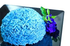 Xôi màu xanh cổ điển được làm từ màu hoa đậu biếc. Xôi nấu xong có màu xanh cổ điển đẹp hấp dẫn, vị dẻo và thơm phức.