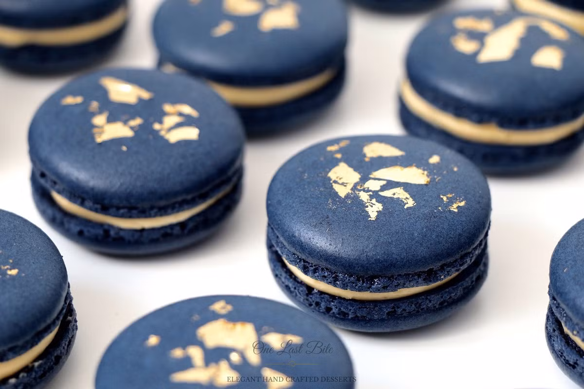 Bánh macaron màu xanh cổ điển: Năm nay, dự đoán các thợ làm bánh sẽ sử dụng màu tự nhiên từ hoa đậu biếc hoặc việt quất để chế ra màu xanh cổ điển và sử dụng cho món bánh macaron vốn dĩ đã rất bắt mắt này. Màu xanh được phủ lên hai lớp bánh giòn tan bên ngoài làm cho chiếc bánh trở nên đẹp mắt hơn.