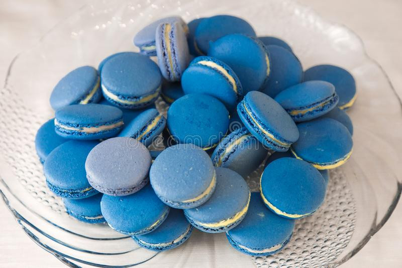 Nếu trước đây, món bánh chỉ được dùng trong các buổi trà chiều của giới sành ẩm thực Pháp thì ngày nay, món bánh này đã trở thành một phần trang trí trên những chiếc bánh kem và được bày bán ở khắp các cửa hàng bánh ngọt. Macaron còn xuất hiện trong tiệc cưới hoặc trở thành món quà người ta dành tặng cho nhau.