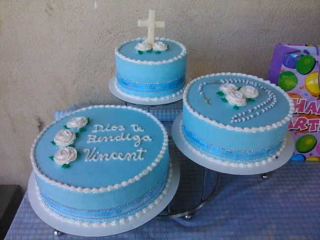 Bánh gato có vị ngọt thanh mát nhưng không quá ngấy, mùi thơm từ trứng gà và bột lá dứa, tùy theo sở thích mà người ta dùng theo nhiều loại mứt khác như chanh leo hay cam, dâu để tạo vị chua tự nhiên.