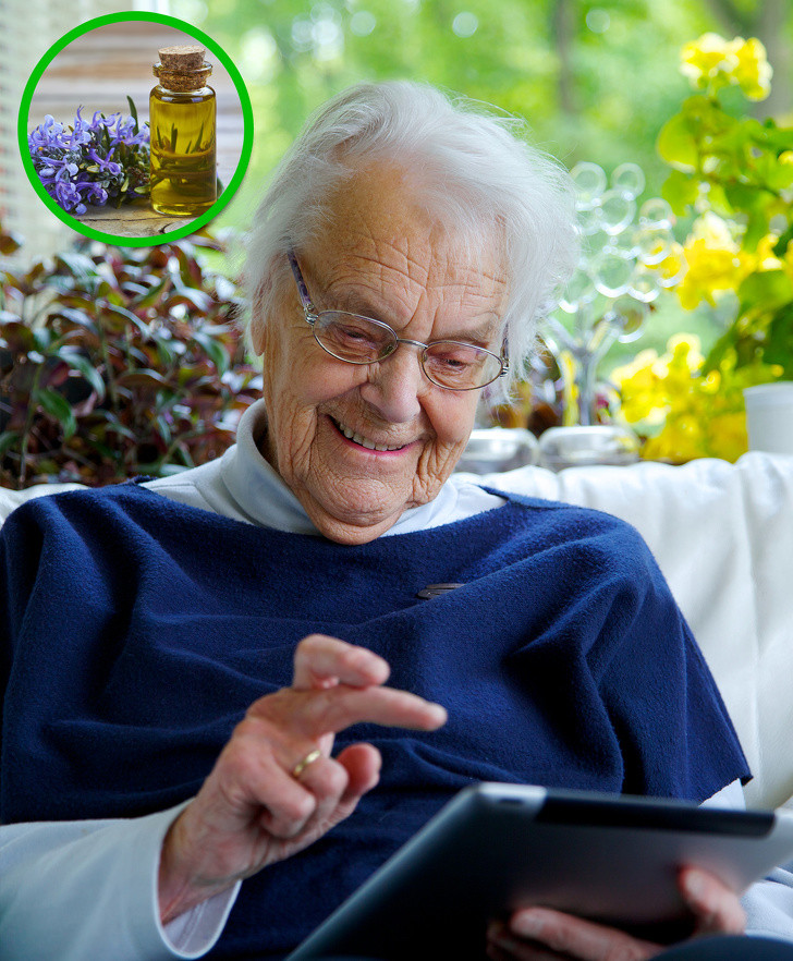 2. Cây hương thảo: Hương thơm của thảo mộc này có thể cải thiện trí nhớ, sự tập trung, hiệu suất và tâm trạng của mọi người. Nó cũng có thể ngăn chặn não lão hóa. Bạn có thể thêm lá hương thảo vào các món ăn. 