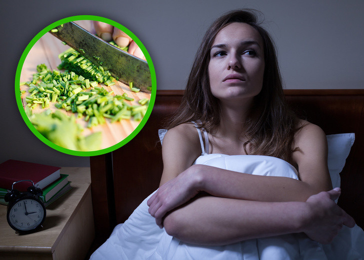 9. Lá hẹ: Hẹ chứa choline là một chất dinh dưỡng giúp ngủ ngon. Nó cũng chứa folate và can thiệp vào việc sản xuất serotonin, có thể giúp giảm trầm cảm và thúc đẩy mọi người tâm trạng.Lá hẹ thái nhỏ có thể đem rán trứng hoặc thêm vào súp hoặc salad.