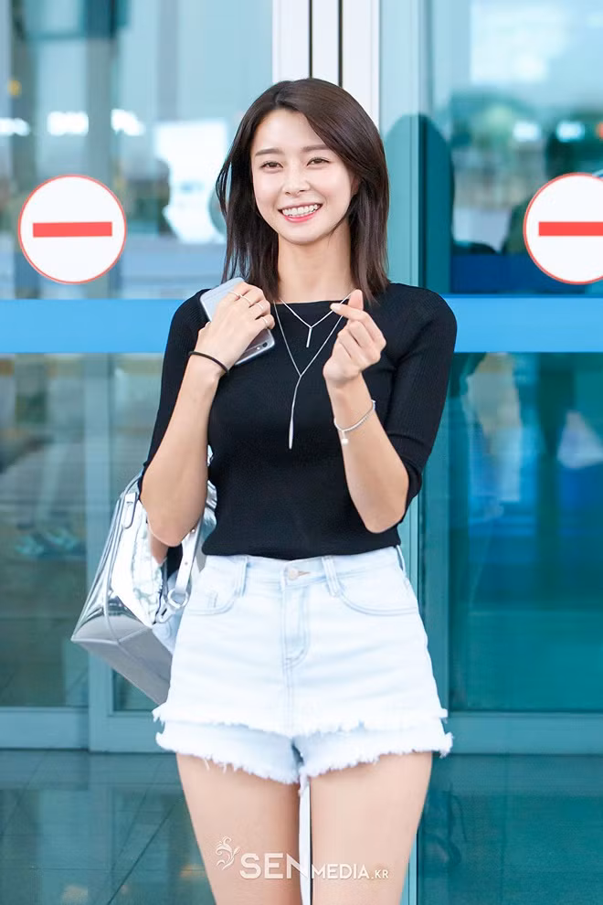 Dù không mặc hở hang, mỹ nhân Hàn cũng đủ gây chú ý nhờ nhan sắc cực phẩm và ngoại hình nóng bỏng.