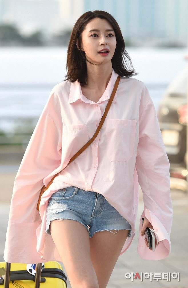 Nhờ ngoại hình chuẩn của nữ nghệ sĩ, những hình ảnh quảng cáo hay họa báo đều được khán giả quan tâm.