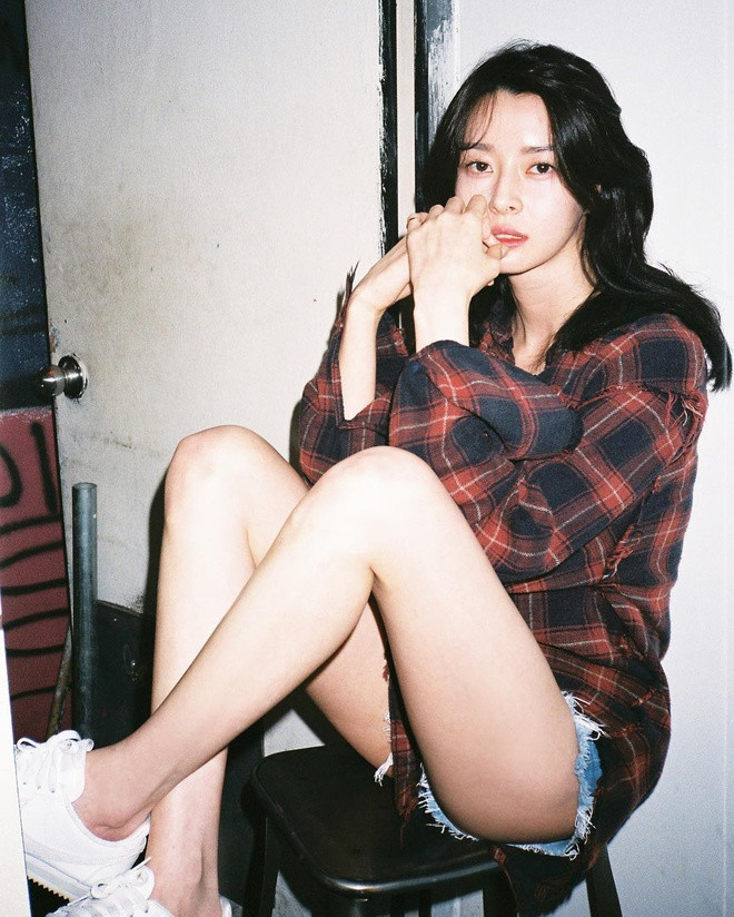 Mỹ nhân 29 tuổi chuộng trang phục đơn giản nhưng không kém phần sành điệu, mang lại cảm giác thoải mái.