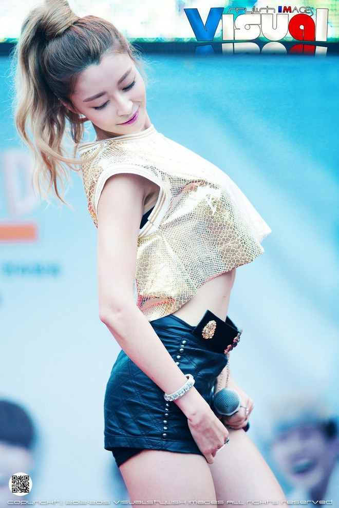 Những trang phục ngắn, bó sátt giúp tôn lên đôi chân thon thả cùng chiều cao ấn tượng của người đẹp phim Itaewon Class.