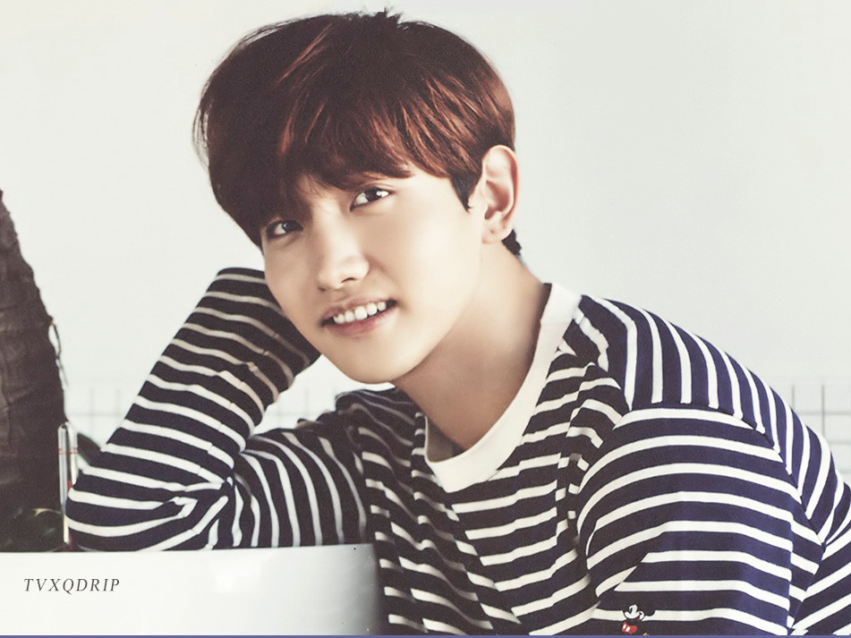 Changmin kết thúc ngày dài với bước tẩy trang, rửa mặt. Thường xuyên phải trang điểm nên anh rất coi trọng việc làm sạch.