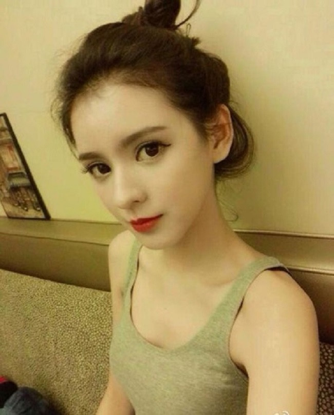 Vào năm 2015, có thông tin rằng Rola Misaki được một đại gia giấu mặt người Trung Quốc đã không tiếc tiền khi quyết định chi 50 triệu NDT (200 tỉ đồng) để “mua đứt” thiên thần phim 18+ về làm trợ lý riêng và trở thành gương mặt đại diện cho công ty của ông trong vòng 15 năm.