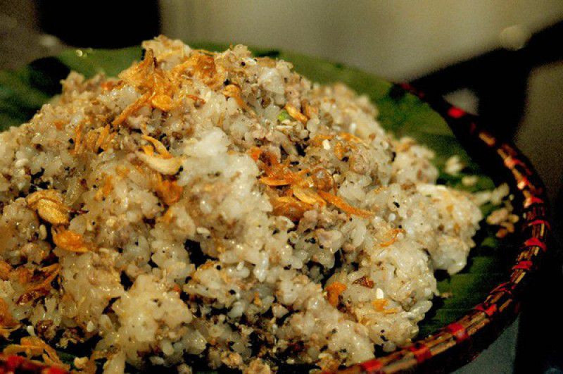 Xôi trứng kiến là sự kết hợp giữa lớp xôi dẻo, thơm của gạo nếp hương cùng với vị beo béo của trứng, tạo nên một món ăn vô cùng lạ lẫm mà không kém phần hấp dẫn.