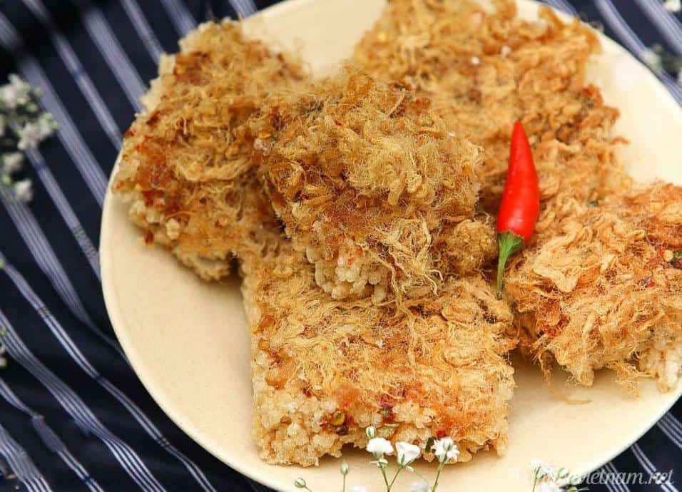 Cơm cháy: Đây là món đặc sản Ninh Bình nổi tiếng, được làm từ 100% gạo nguyên chất. Miếng cơm cháy chiên có màu vàng nhạt, thơm mùi gạo đặc trưng, vị bùi béo của ruốc, ăn nhiều mà không thấy ngán. Cơm cháy là món ngon từ trẻ nhỏ cho tới người lớn đều yêu thích.