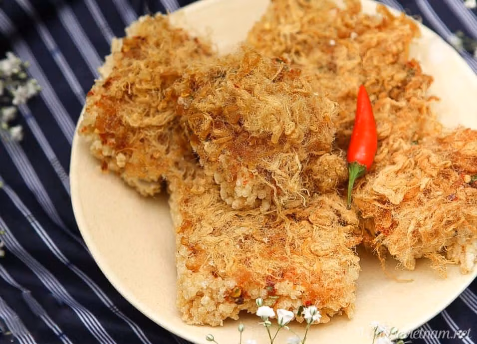 Cơm cháy: Đây là món đặc sản Ninh Bình nổi tiếng, được làm từ 100% gạo nguyên chất. Miếng cơm cháy chiên có màu vàng nhạt, thơm mùi gạo đặc trưng, vị bùi béo của ruốc, ăn nhiều mà không thấy ngán. Cơm cháy là món ngon từ trẻ nhỏ cho tới người lớn đều yêu thích.