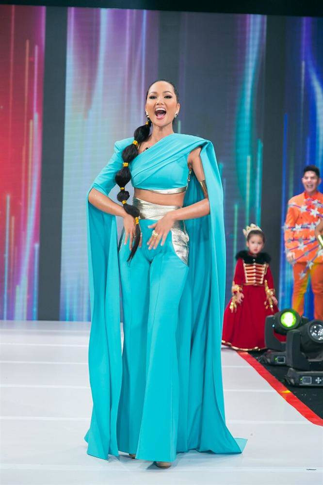 Dù diện quần ống rộng nhưng H'Hen Niê vẫn bị đáy quần "phản chủ" làm lộ vùng nhạy cảm.