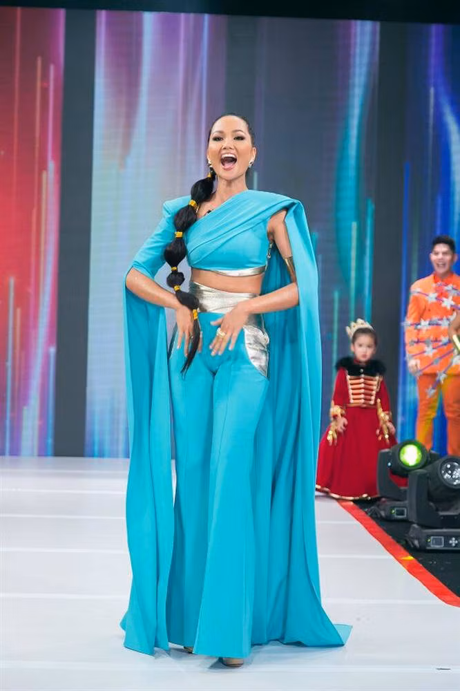 Dù diện quần ống rộng nhưng H'Hen Niê vẫn bị đáy quần "phản chủ" làm lộ vùng nhạy cảm.