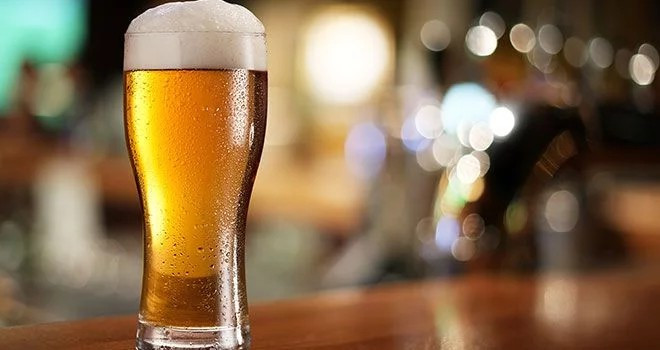 Bia: Những người mắc bệnh gút nên tránh uống bia. Sự phân rã bia trong cơ thể làm tăng vọt hàm lượng axit uric. Bia còn gây mất nước và làm chậm quá trình đào thải axit uric của cơ thể.