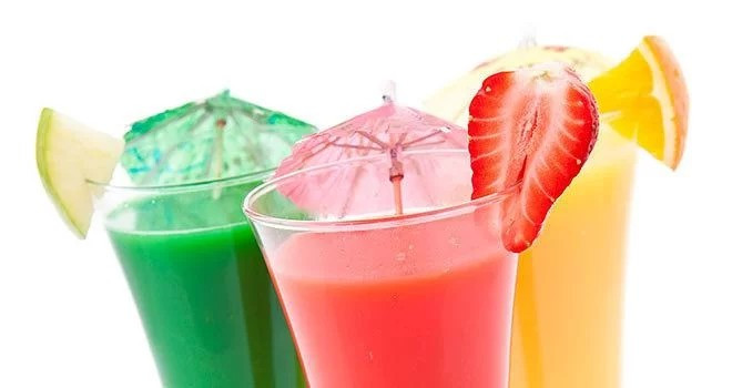 Thức uống chứa đường: Các loại nước ngọt thường chứa lượng đường lỏng HFCS cao. Uống các thức uống này kích thích cơ thể sản sinh thêm axit uric, tăng nguy cơ bệnh gút.