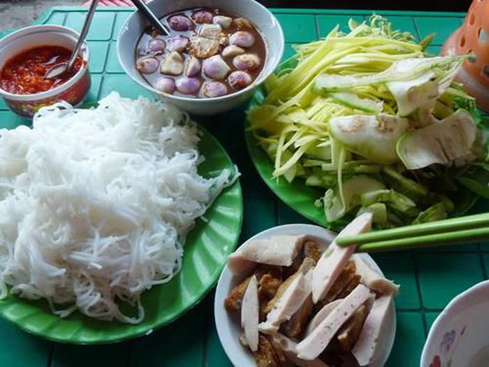 Bún mắm nêm: Đây là đặc sản Ninh Thuận nổi tiếng nhất nhì Phan Rang. Khắp các con đường lớn nhỏ đều dễ thấy quán bún mắm nêm. Bún mắm nêm rất đơn giản, chẳng cần nước dùng hay than đỏ lửa, cứ trần trụi cho thẳng các nguyên liệu vào bát, trộn đều là ăn ngon lành. Ảnh: Gia đình &amp; Xã hội.