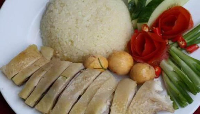 Cơm gà Phan Rang: Món này được nấu bằng gạo dẻo, thơm. Trước khi nấu, gạo được vo sạch, ướp thêm gừng, tỏi giã nhuyễn để tạo mùi thơm. Muốn có dĩa cơm bắt mắt, thường người nấu trộn thêm vào gạo chút bột nghệ. Thịt gà để làm món cơm gà Phan Rang cũng khá đặc biệt. Gà thả vườn nên thịt dai, thơm, không bở như gà công nghiệp. Ảnh: Foody.