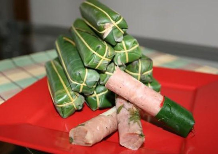 Nem chua Phan Rang: Để làm ra món nem chua mang vị ngon đúng điệu, các nguyên liệu đều được chọn lựa kỹ lưỡng, từ thịt nạc đùi heo thật tươi ngon, từ những miếng da heo vừa không quá mỏng chẳng quá dày, rồi đường phèn, rồi nước mắm ngon,…cùng lá ổi non được rửa thật sạch hong khô và lá chuối gói. Ảnh: Internet.