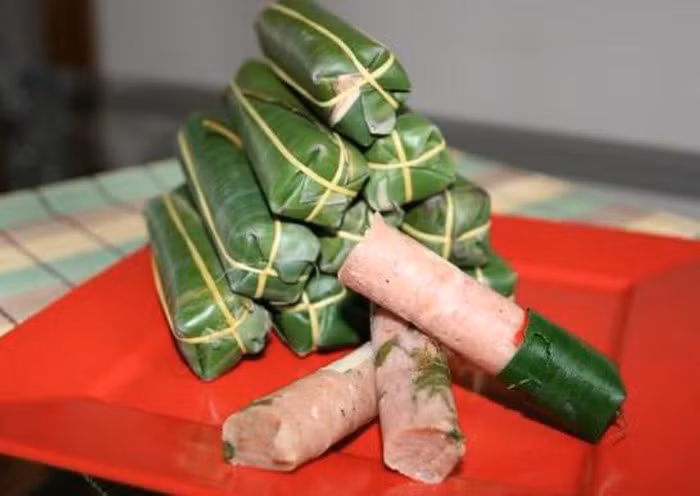 Nem chua Phan Rang: Để làm ra món nem chua mang vị ngon đúng điệu, các nguyên liệu đều được chọn lựa kỹ lưỡng, từ thịt nạc đùi heo thật tươi ngon, từ những miếng da heo vừa không quá mỏng chẳng quá dày, rồi đường phèn, rồi nước mắm ngon,…cùng lá ổi non được rửa thật sạch hong khô và lá chuối gói. Ảnh: Internet.