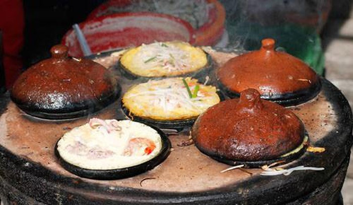 Bánh xèo: với những nơi khác, bánh xèo Ninh Thuận được đổ trong những chiếc khuôn làm bằng đất nung, đặt trong chiếc lò tròn (khoảng 4 – 5 khuôn). Bánh không cần nhiều dầu để tráng khuôn, lượng bột vừa đủ dày để tạo ra độ giòn mà không mất độ dẻo của bánh. Khi ăn, thêm ít giá tươi. Ảnh: Dulich24.