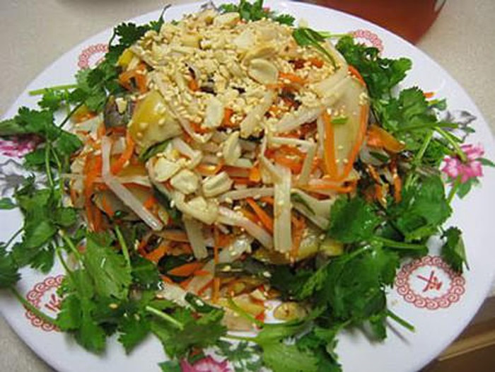 Gỏi ốc nón: Loại ốc nón có thể làm thành nhiều món ngon, đơn giản nhất là luộc và nướng. Cầu kỳ hơn một chút là món gỏi. Nguyên liệu trộn gỏi chung với thịt ốc nón là thịt ba rọi, dưa leo cắt mỏng, rau răm và đậu phộng giã nhuyễn, hành phi... Ảnh: Dulichninhthuan.