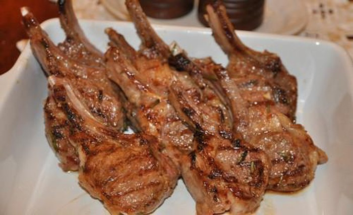 Thịt cừu: Đây là đặc sản khá độc đáo của người dân Ninh Thuận, có chất lượng cao, được chế biến thành những món ăn ngon miệng hợp khẩu vị như: thịt cừu nướng, luộc, tái, xào lá cà ri, xông khói, cà ri cừu... Đặc biệt, món sườn cừu nướng luôn được đông đảo thực khách yêu thích bởi thịt thơm, ngọt và mềm. Ảnh: Đời sống &amp; Xã hội.