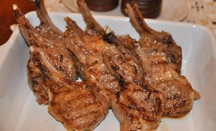 Thịt cừu: Đây là đặc sản khá độc đáo của người dân Ninh Thuận, có chất lượng cao, được chế biến thành những món ăn ngon miệng hợp khẩu vị như: thịt cừu nướng, luộc, tái, xào lá cà ri, xông khói, cà ri cừu... Đặc biệt, món sườn cừu nướng luôn được đông đảo thực khách yêu thích bởi thịt thơm, ngọt và mềm. Ảnh: Đời sống &amp; Xã hội.