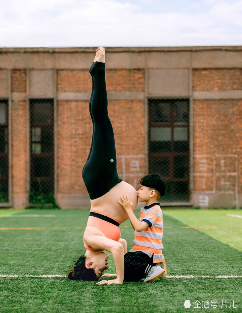 Cậu con trai lớn của Lưu Tuyền tham gia tương tác với mẹ rất đáng yêu khiến người xem thích thú.