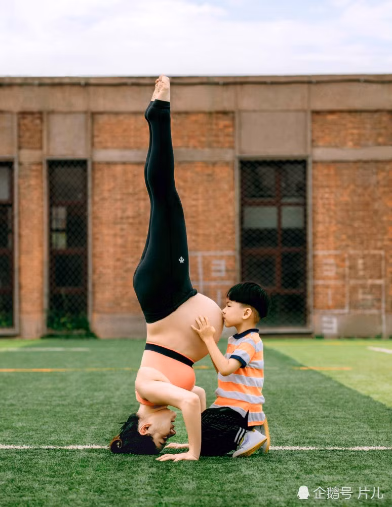 Cậu con trai lớn của Lưu Tuyền tham gia tương tác với mẹ rất đáng yêu khiến người xem thích thú.