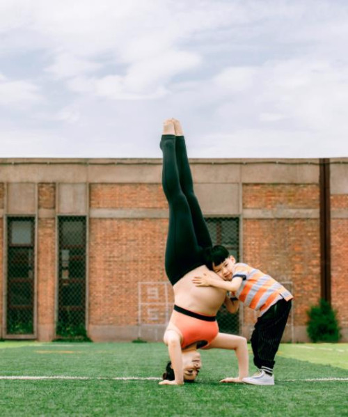 Dù ở những tháng cuối của thai kỳ nhưng cơ thể của Lưu Tuyền không nặng nề mà vẫn thon gọn.